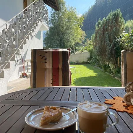 アパート Lisal ムタース